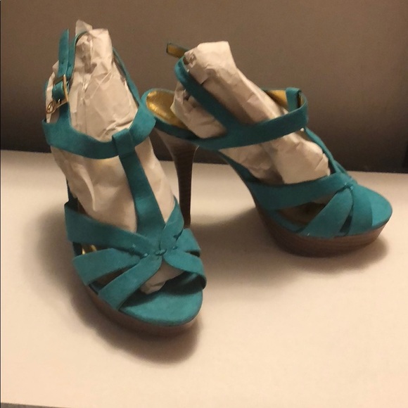 Teal Heels 👠 - Picture 1 of 3